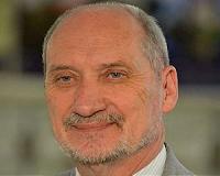 Poland's PM-in-waiting taps controversial defence minister