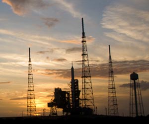 Launch tower waits in vain for rocket