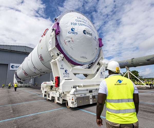 Ariane 6 central core transferred to mobile gantry