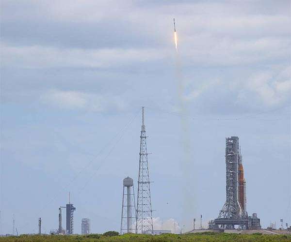 Artemis I, Crew-4, and Starlink Rockets on the Pad