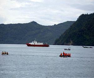 Indonesia seeks crew of sunken asylum boat
