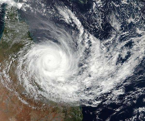 Cyclone hits northeast Australia leaving thousands without power