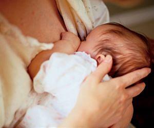 From mice to humans, comfort is being carried by mom