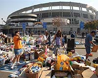 Thousands flock to American football stadium to flee flames