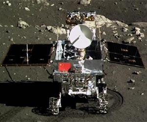 China's Jade Rabbit lunar rover sends first photos from moon
