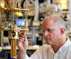 Quantum communication controlled by resonance in 'artificial atoms'