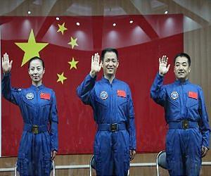 Astronauts of Shenzhou-10 mission meet press