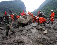 Sri Lankan monks hold prayers for buried landslide victims