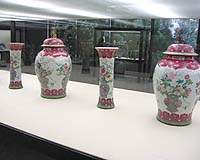 Clumsy Museum Visitor Breaks Three Qing Vases