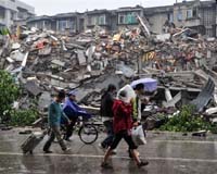As China Mourns Thousands Pour Back Onto Streets Fearing Aftershock