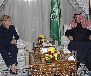 Clinton meets Saudi king after tough talk on Iran