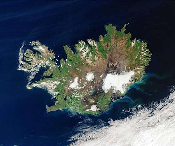 Quake rocks Reykjavik, raises Iceland's volcano activity