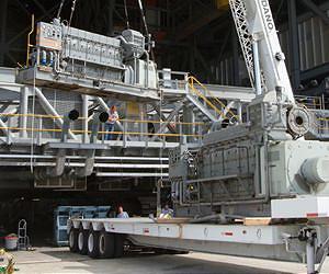 Workers Remove Apollo-era Engines from Crawler at VAB
