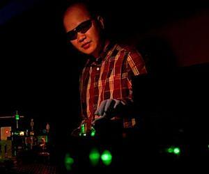 Single nanomaterial yields many laser colors