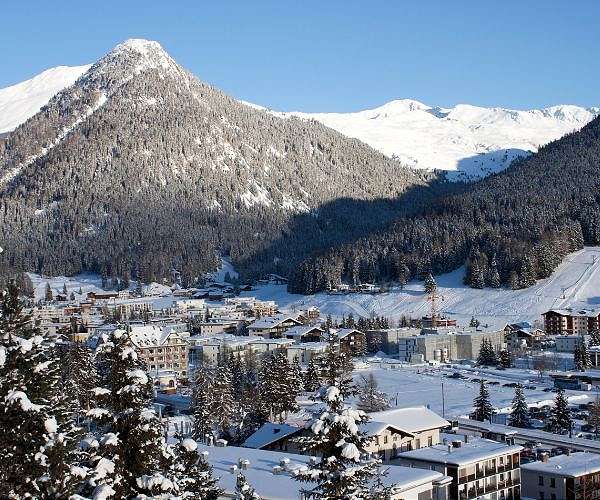 China bids to woo back global elites at Davos forum