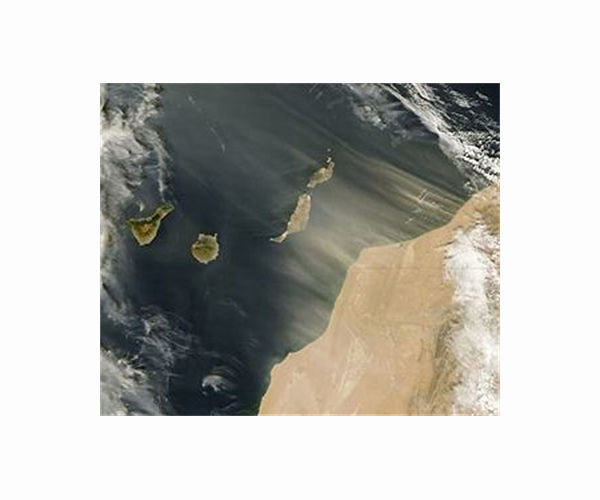 Canaries volcano spews ash after brief pause