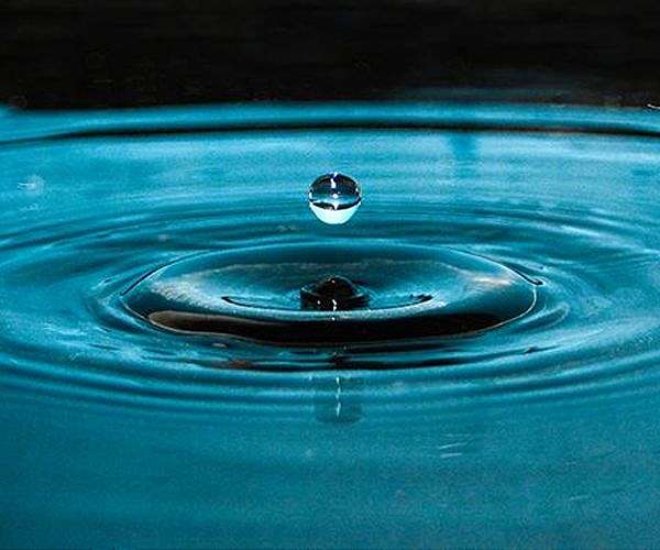 Floating hydrovoltaic device enables scalable and land-free raindrop energy harvesting