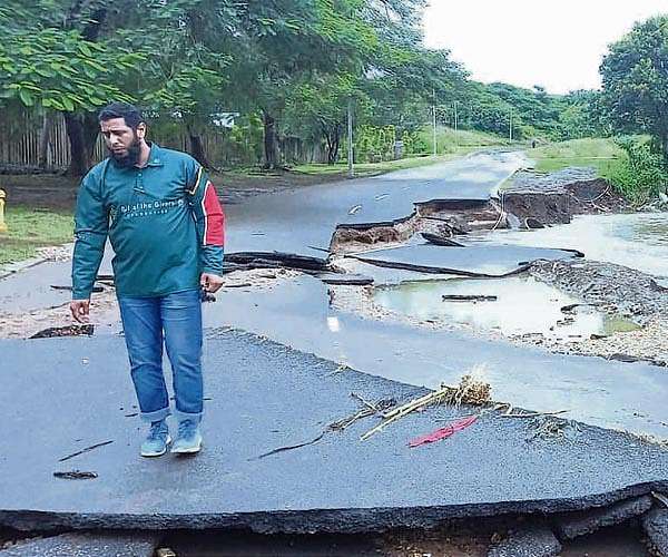 S. Africa ministers to the front as flood effort stutters