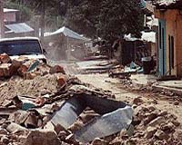 Ecuador quake survivors dig for kin with bare hands