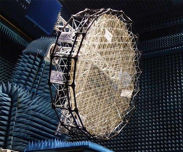 Mesh reflector for shaped radio beams