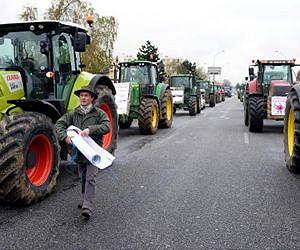 Farmers' blockade of Paris ends after fireman killed