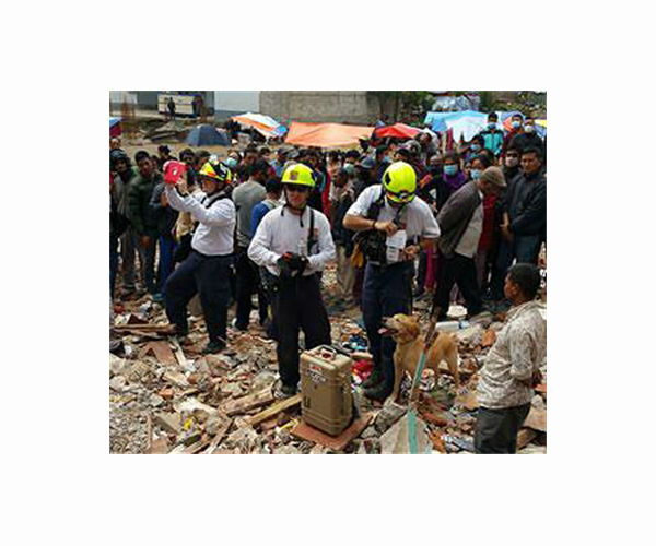 Tears of a child as Nepalis cremate quake dead