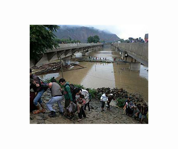16 dead in flash floods at Indian Kashmir pilgrimage site