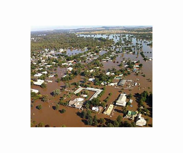 Floods swallow cars, swamp houses in 'major' Australian emergency