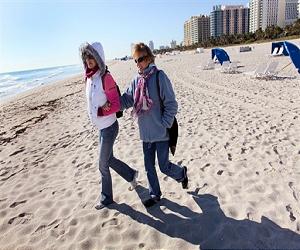 BP reattaches cap, but oil closes Florida beaches