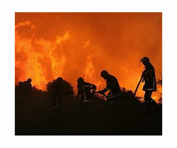 'Extreme vigilance' at vast western France fire