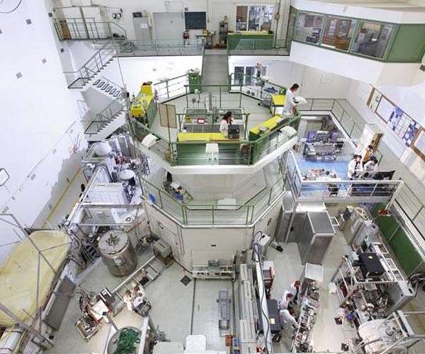 Simulating neutron behavior in nuclear reactors