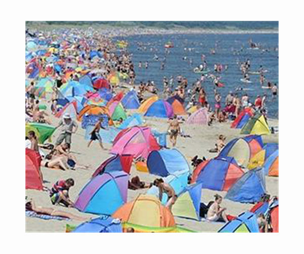 Britons desperate to cool off as mercury hits historic 40C