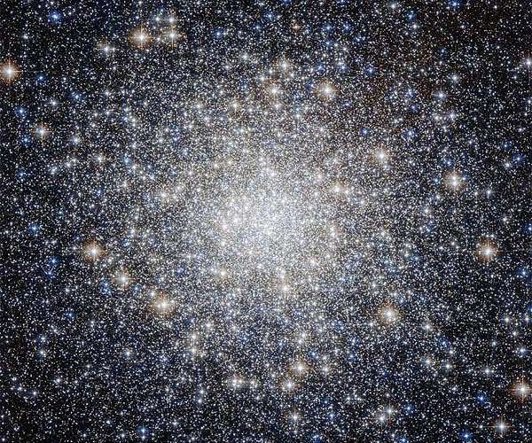 Exploring globular clusters with the lens of asteroseismology