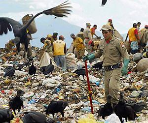 Mexico City trash-for-food market helps capital clean up
