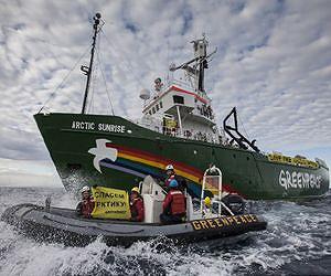 Russia mulls piracy charge against Greenpeace protesters