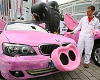 Greenpeace stages pink pig protest at Frankfurt motor show