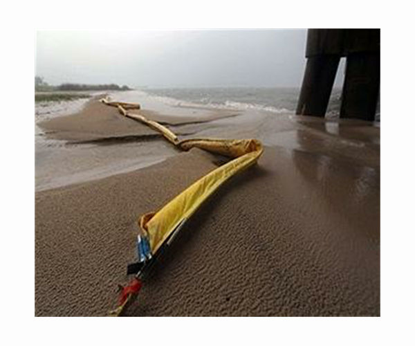 Oil spill hits beaches on Venezuela's northwest coast
