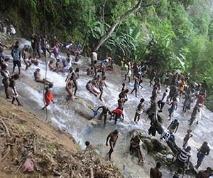 Voodoo rite draws Haitian faithful praying for comfort