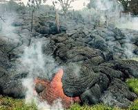 Hawaii lava flow reaches home, threatens town