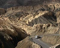 Indian army rescues hundreds stranded on Kashmir highway