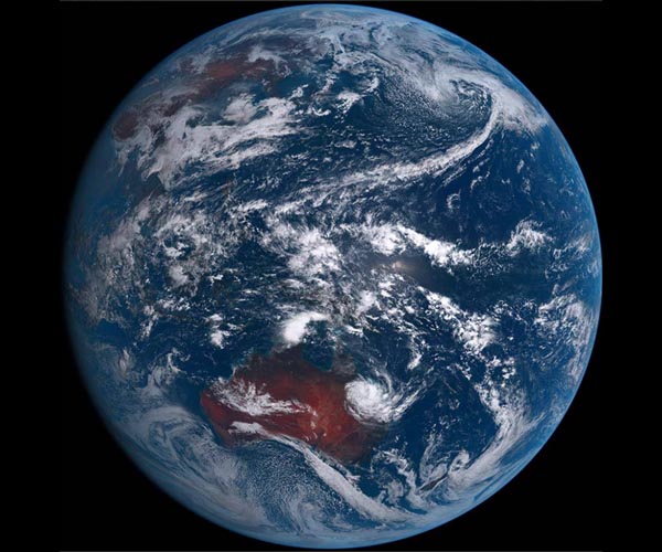 Rare tropical cyclone swirls off eastern Australia