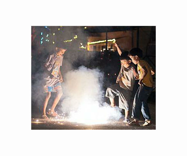 India's capital bans fireworks to curb air pollution