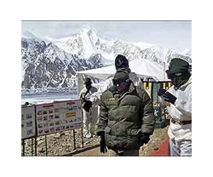 Pakistan digs deep for soldiers buried in avalanche