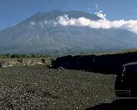Thousands flee over Bali volcano eruption fears