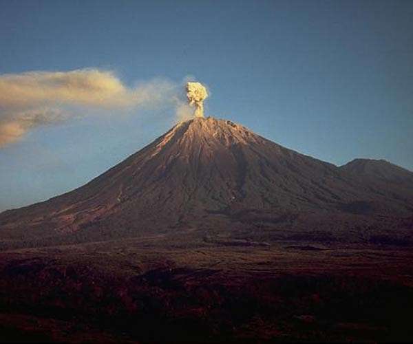 Indonesian volcano erupts again, spewing ash cloud