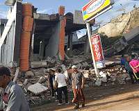 More than 2,000 tourists evacuated after Indonesia quake kills 98