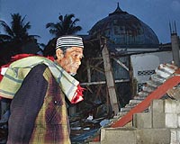 Thousands displaced in Indonesia as quake toll hits six