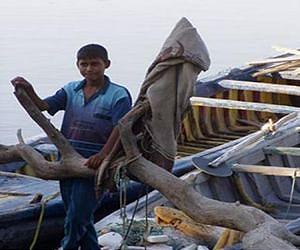 Kuwait returns 44 detained fishermen to Iraq