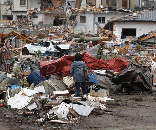 Japan sharply revises down quake missing; 6.7 quake rocks southern Philippines