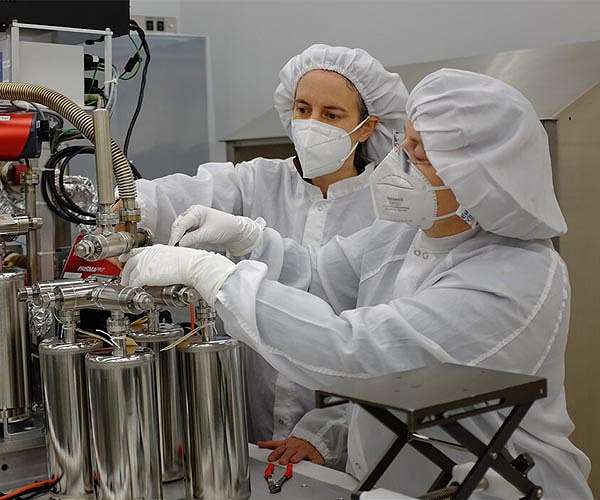 WashU scientists help recover gases from Moon rock time capsule